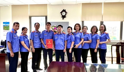 Viện KSND thành phố Hà Nội tổ chức thăm hỏi, tặng quà thân nhân gia...